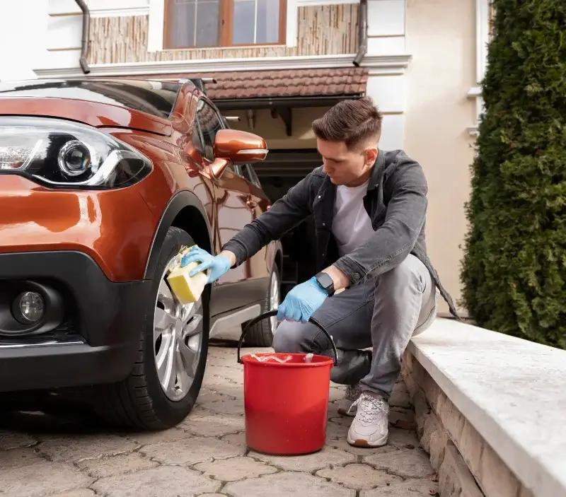 Lavage auto à domicile Champagné : professionnel intervenant sur un véhicule